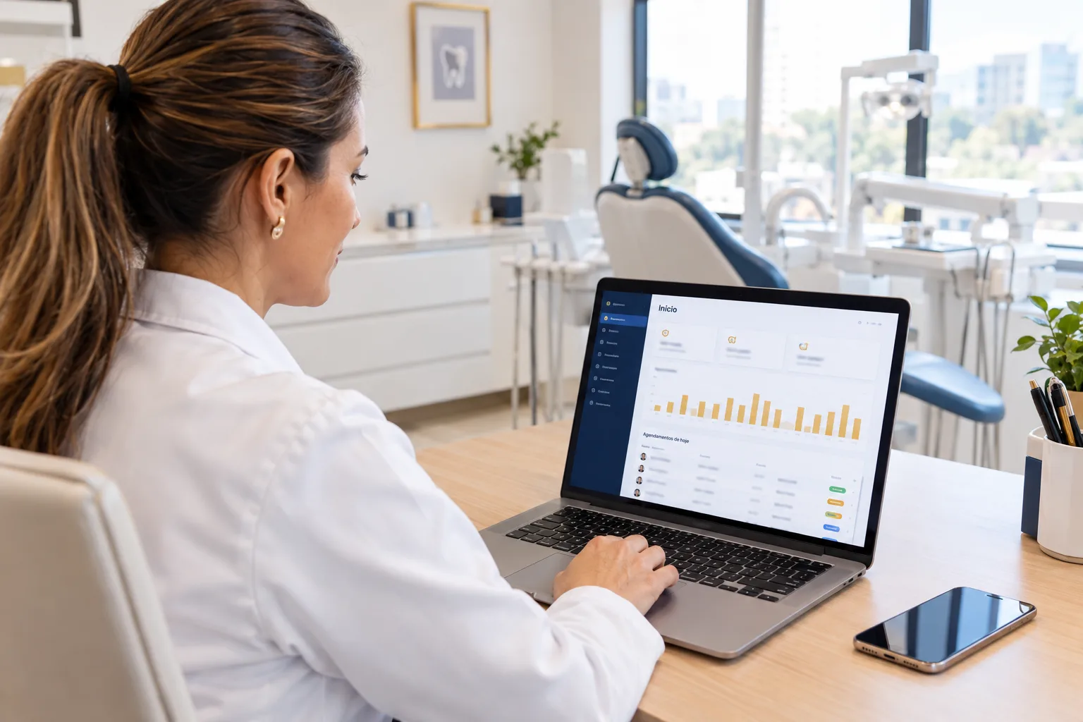 Dentista no consultório olhando o painel Início da clínica no notebook