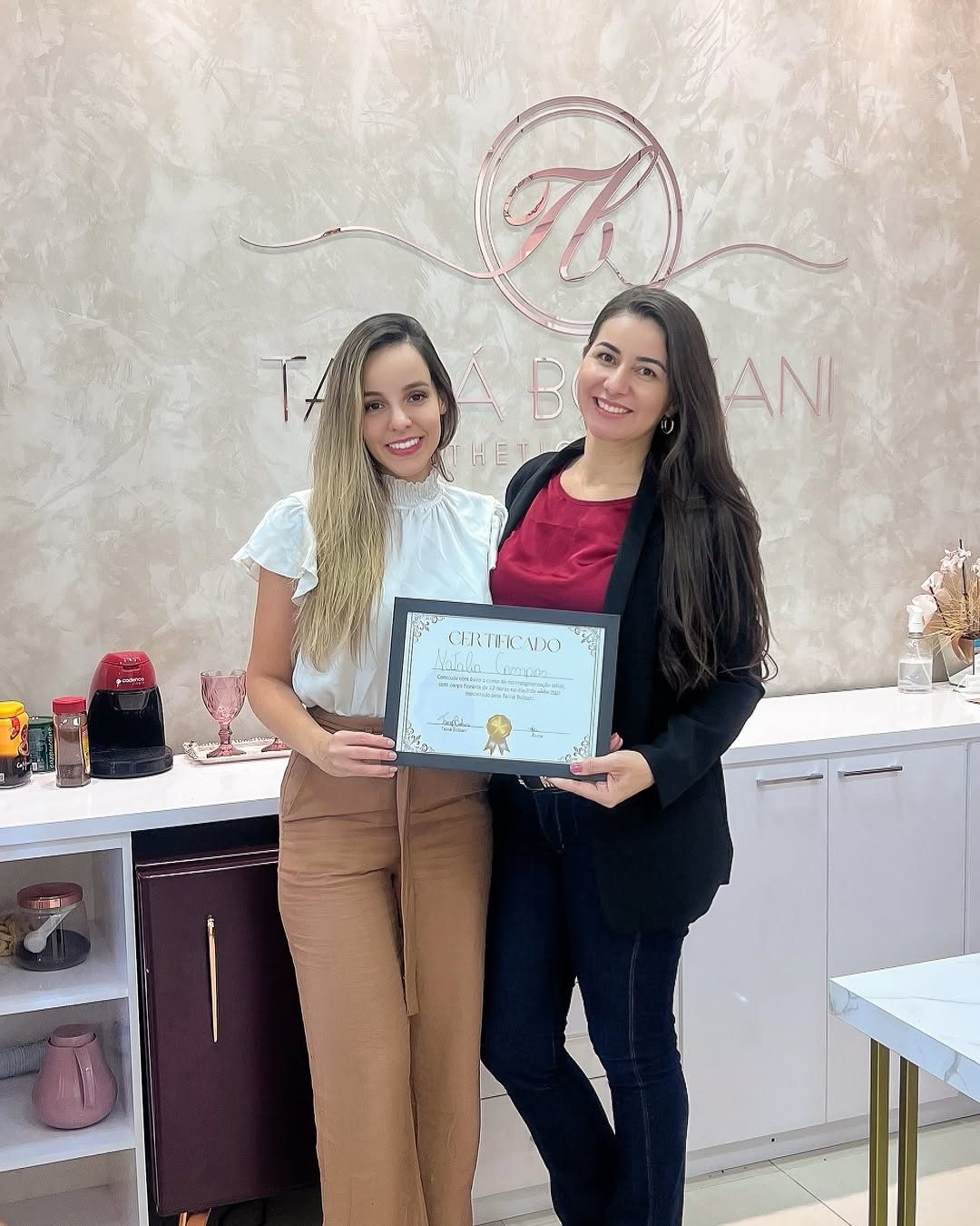 Aluna recebendo o certificado no studio
