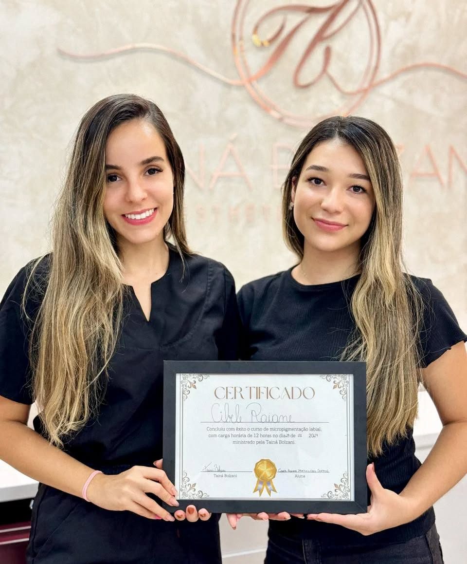 Aluna com certificado de conclusão